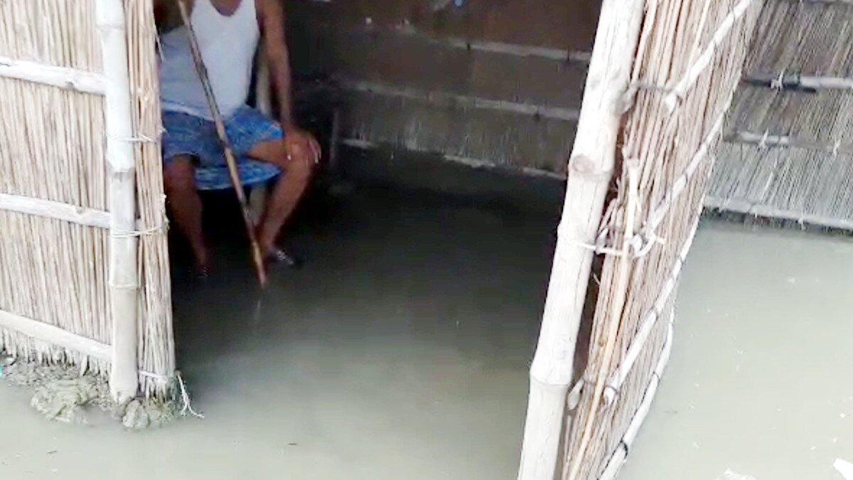 Bihar Family sitting on scaffolding flood