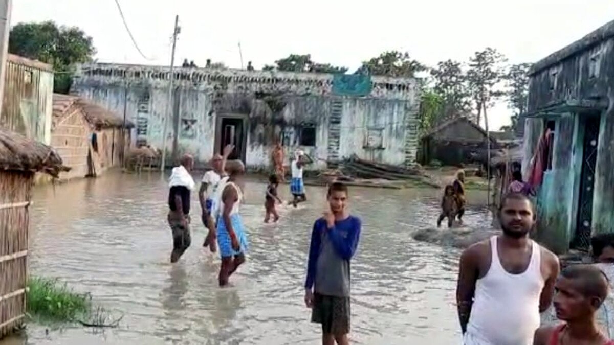 Bihar Family sitting on scaffolding flood