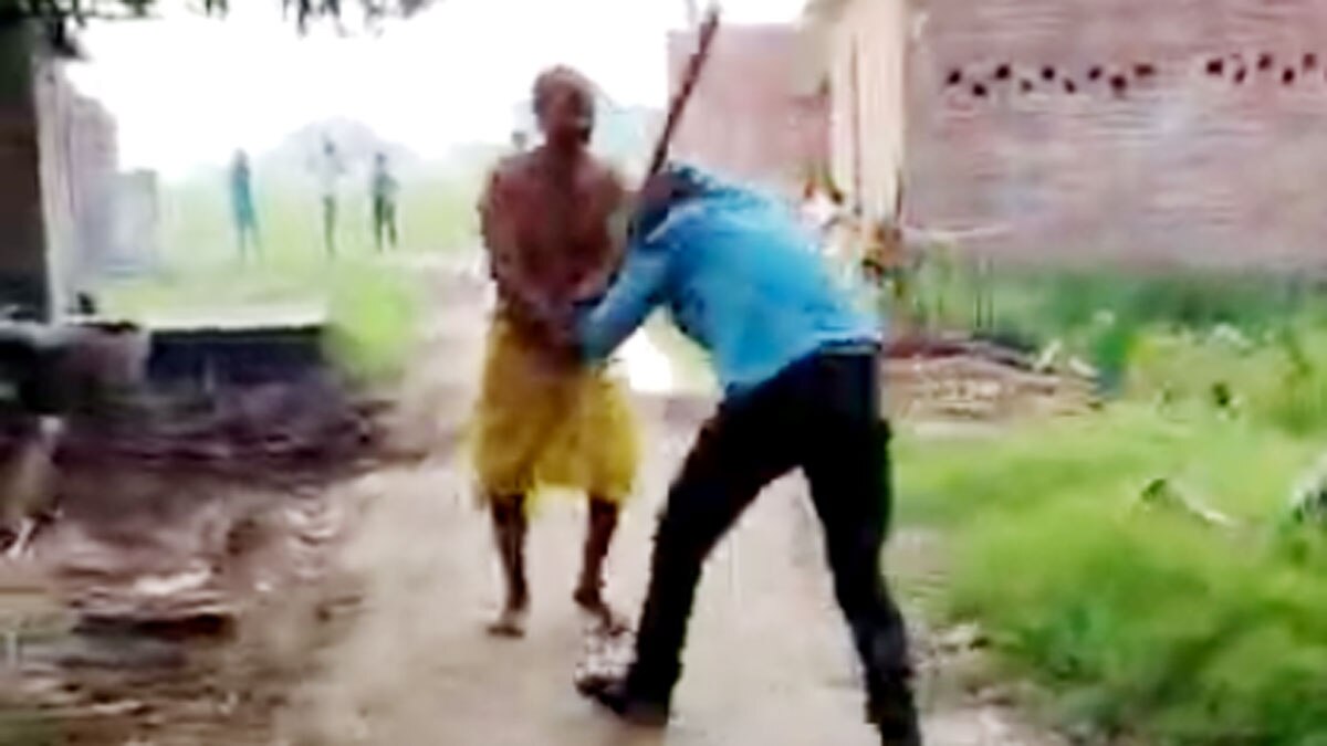 बीच सड़क महिला की पिटाई