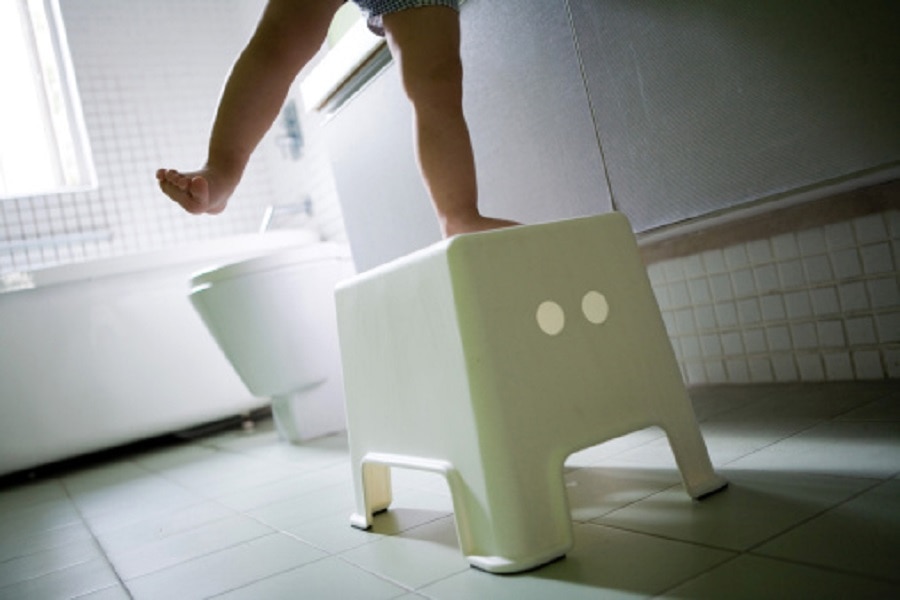 girl head stuck in toilet seat