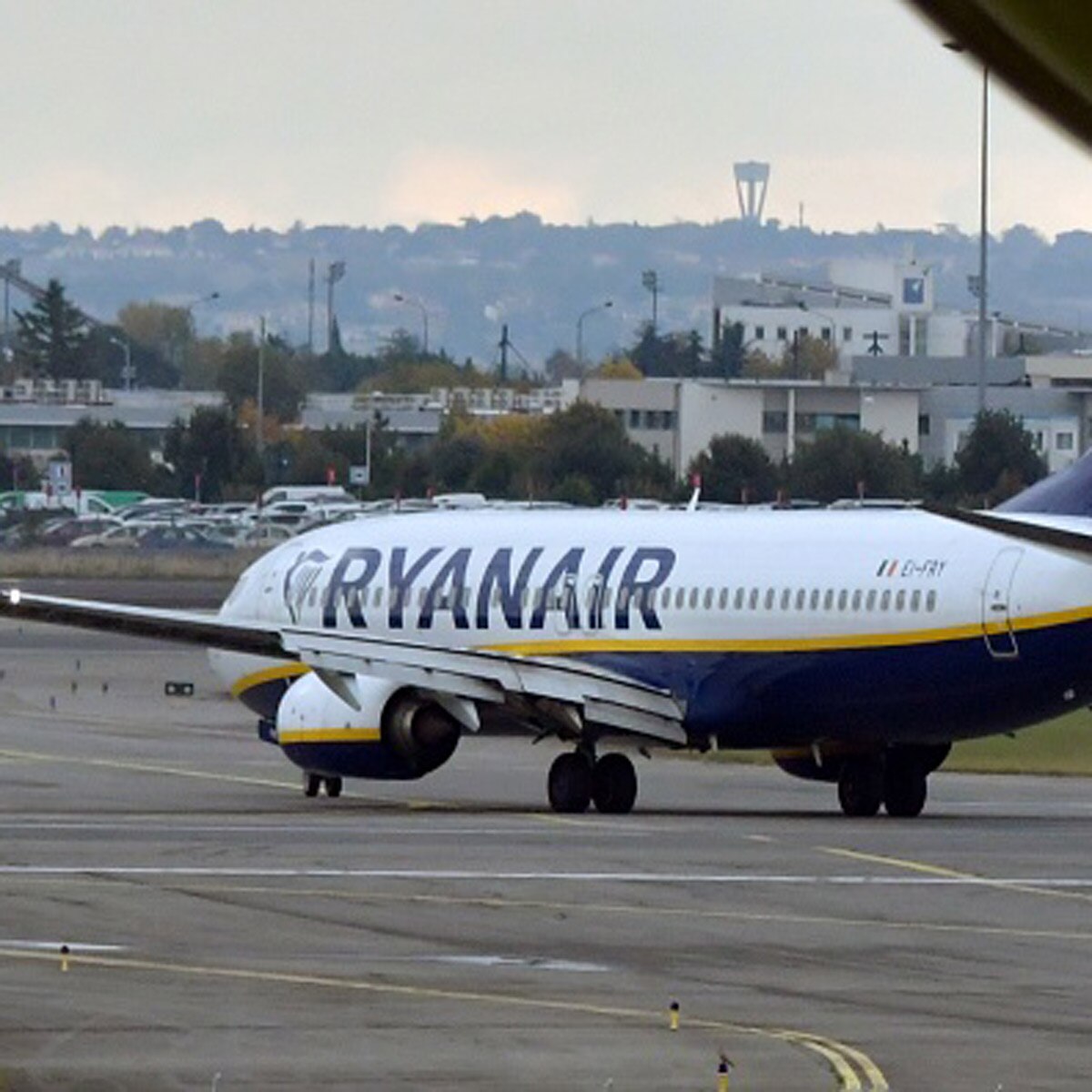 Ryanair passenger dies