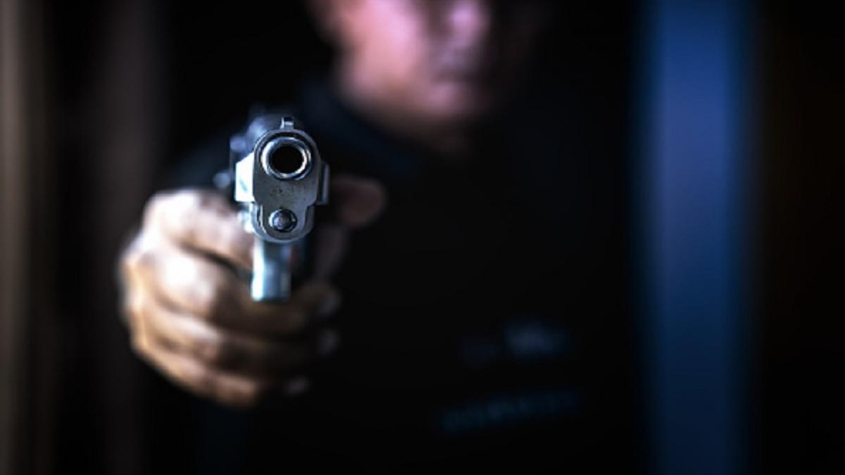 सोडा का बोतल फटने पर शख्स ने फ्रीज पर चला दी गोली, बाद में लगाई आग