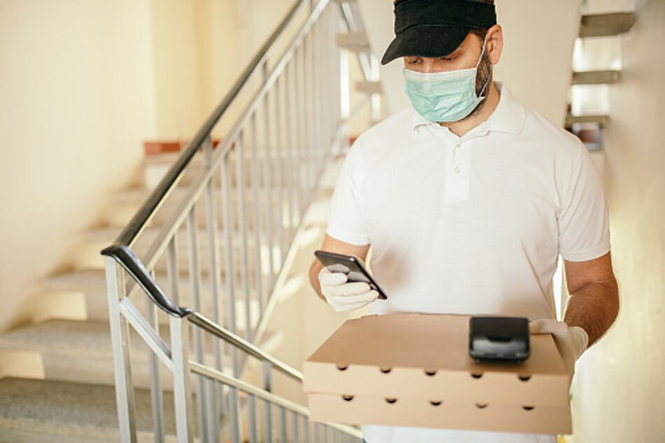 Woman son pizza delivery