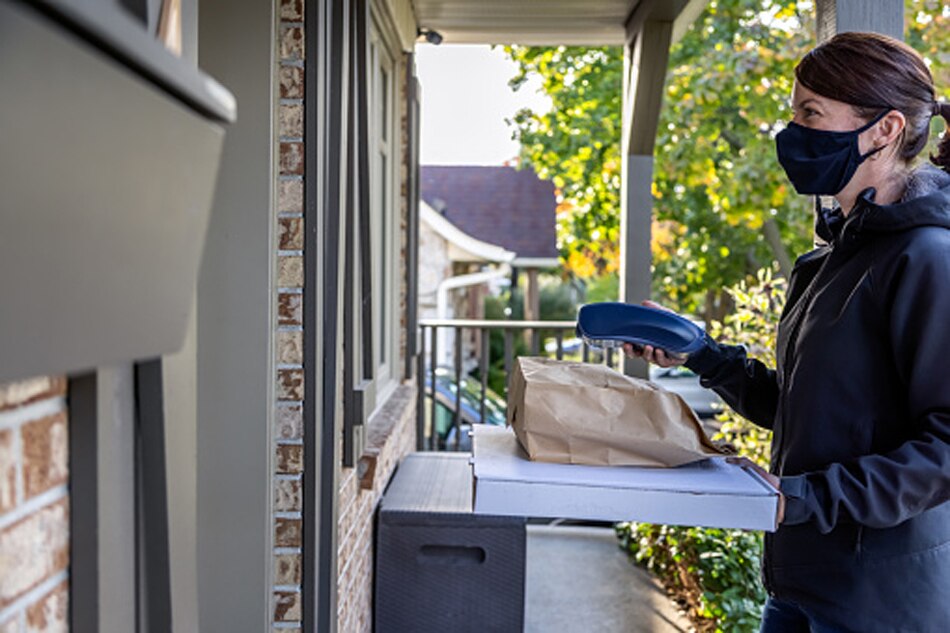 Woman son pizza delivery