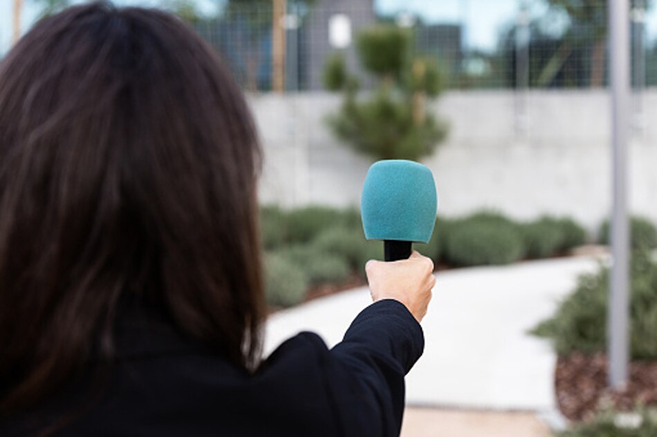 tv reporter mud on face
