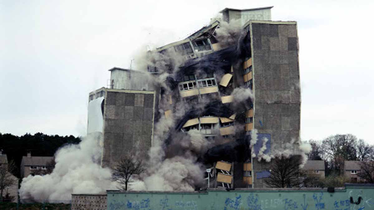 Human on global collapse