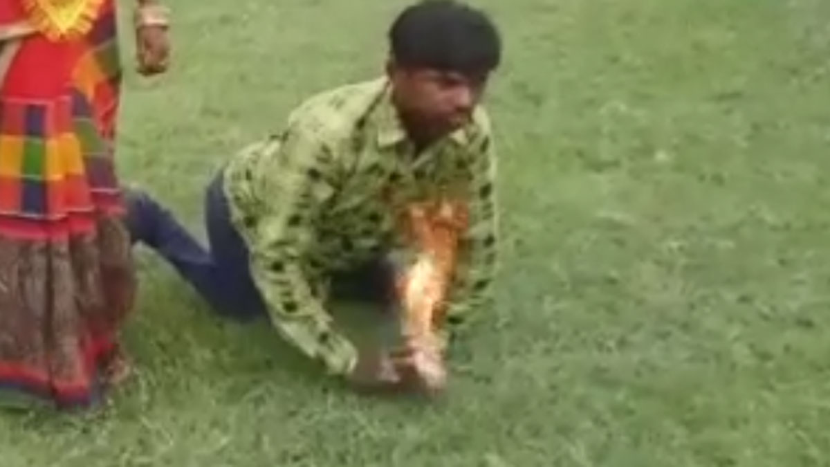  रॉन्ग कॉल और हाथ से चलने वाले दिव्यांग को दे बैठी दिल लड़की 