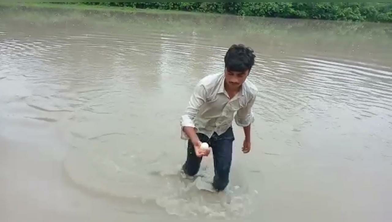 शारदा नहर में बहते अंडे