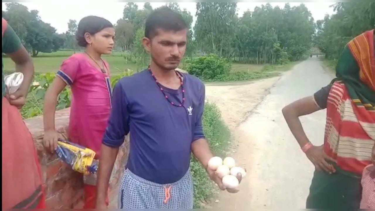 नहर में बहते अंडे