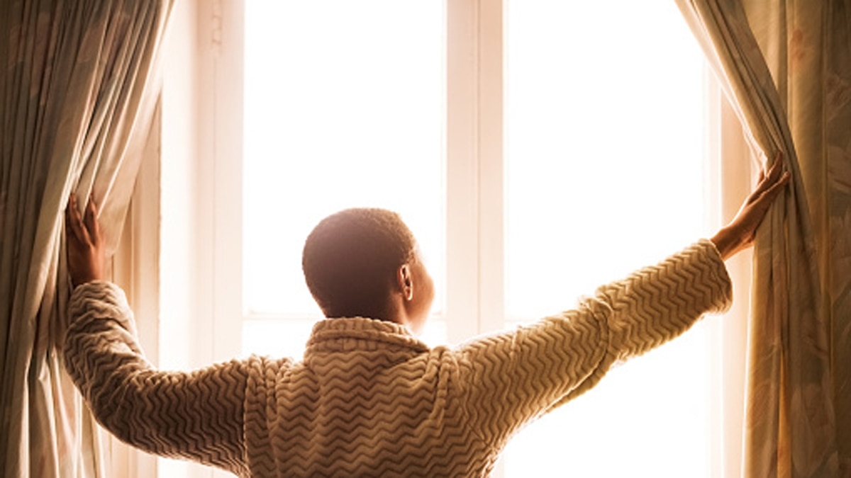 भारी कालीन और पर्दों को हटाएं