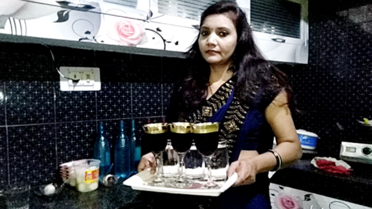 पति ने पत्नी को तोहफे में दी लिफ्ट 