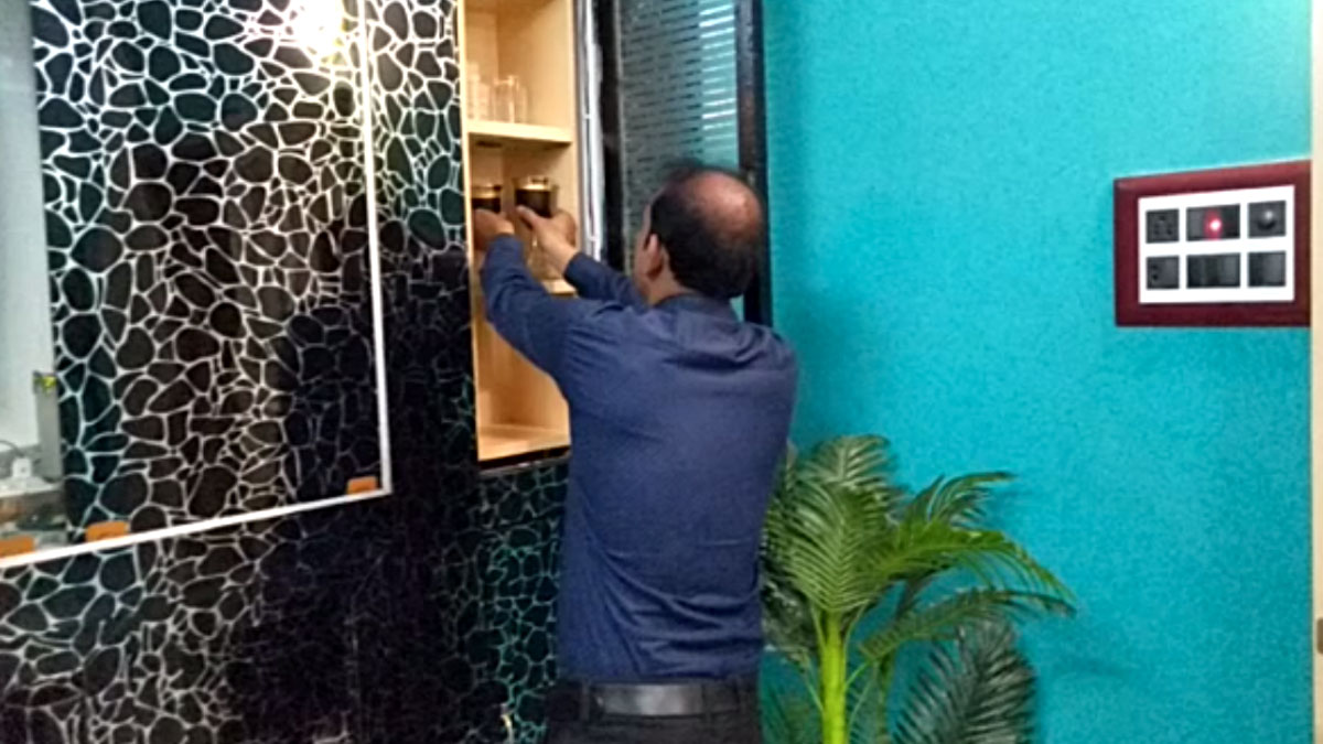  पति ने पत्नी को तोहफे में दी लिफ्ट 