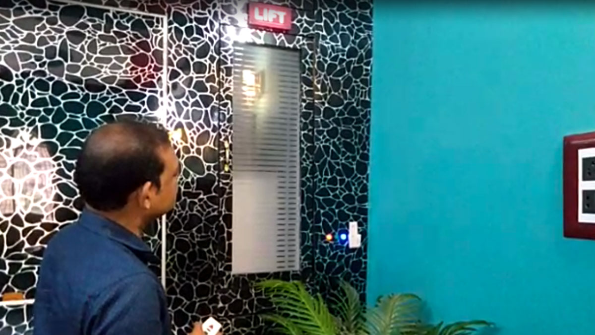 पति ने पत्नी को तोहफे में दी लिफ्ट 