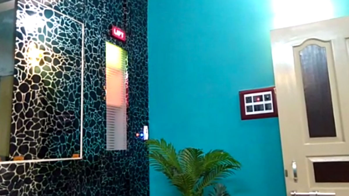  पति ने पत्नी को तोहफे में दी लिफ्ट 