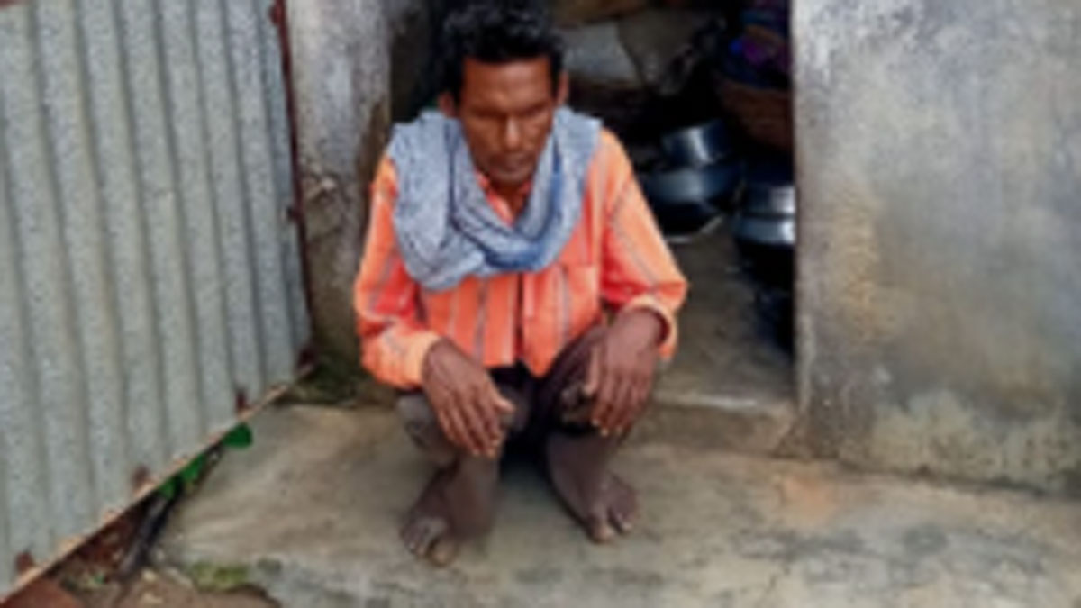 पति पत्नी को शौचालय में रहने के लिए मजबूर होना पड़ रहा है 