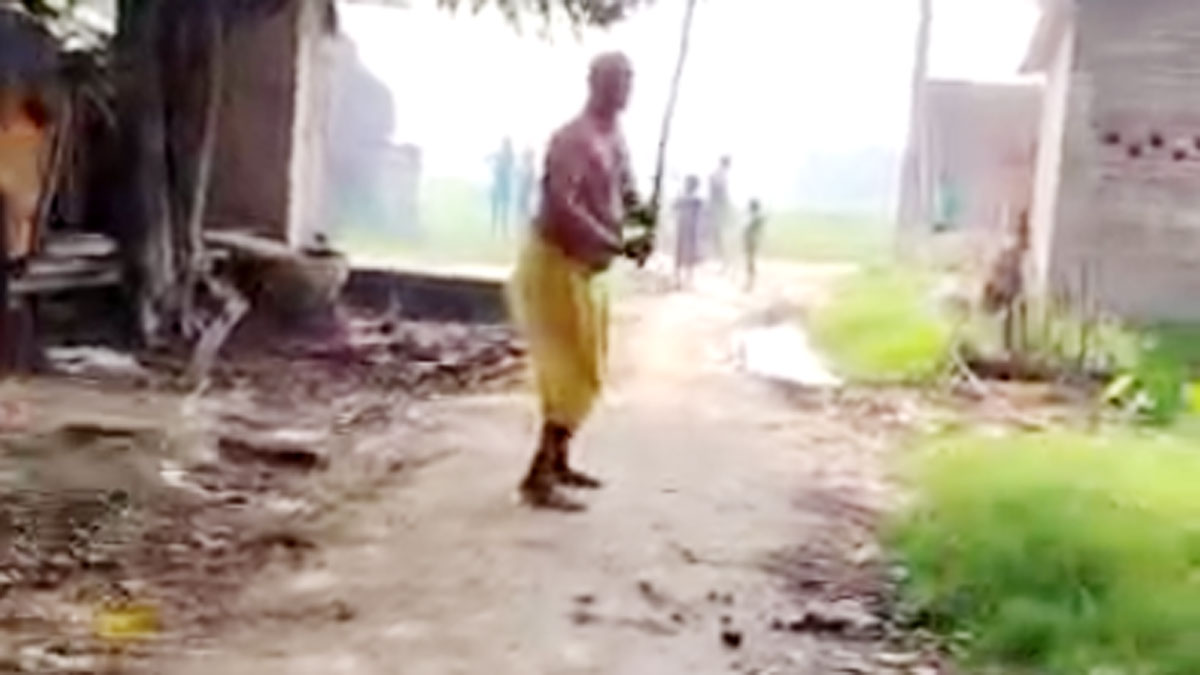 बीच सड़क महिला की पिटाई