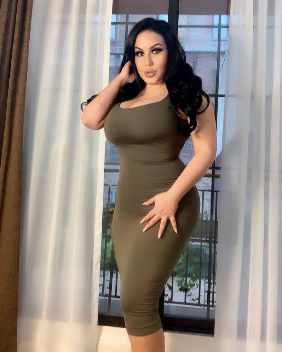 model sells smelly and dirty clothes 