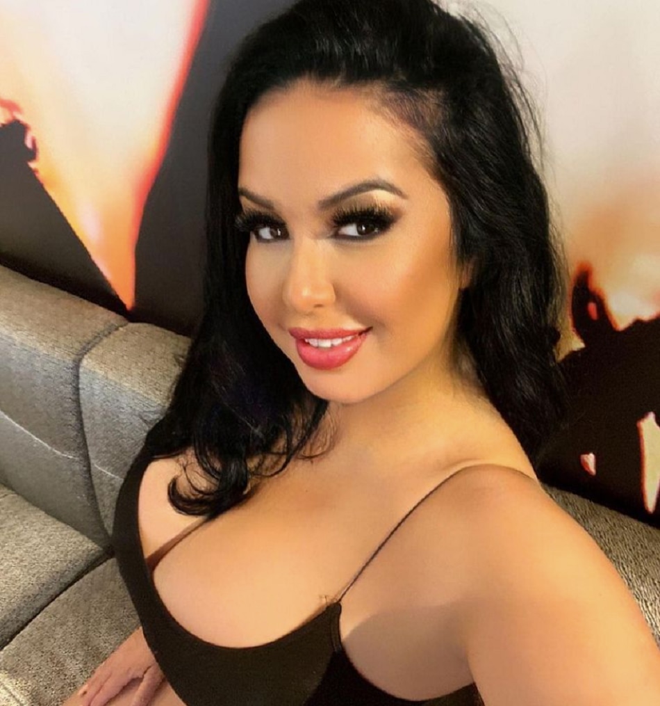 model sells smelly and dirty clothes 