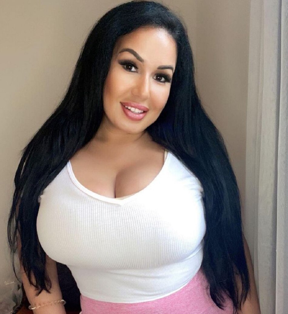 model sells smelly and dirty clothes 