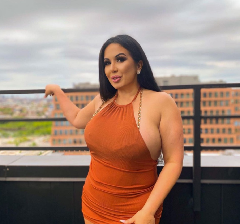 model sells smelly and dirty clothes 