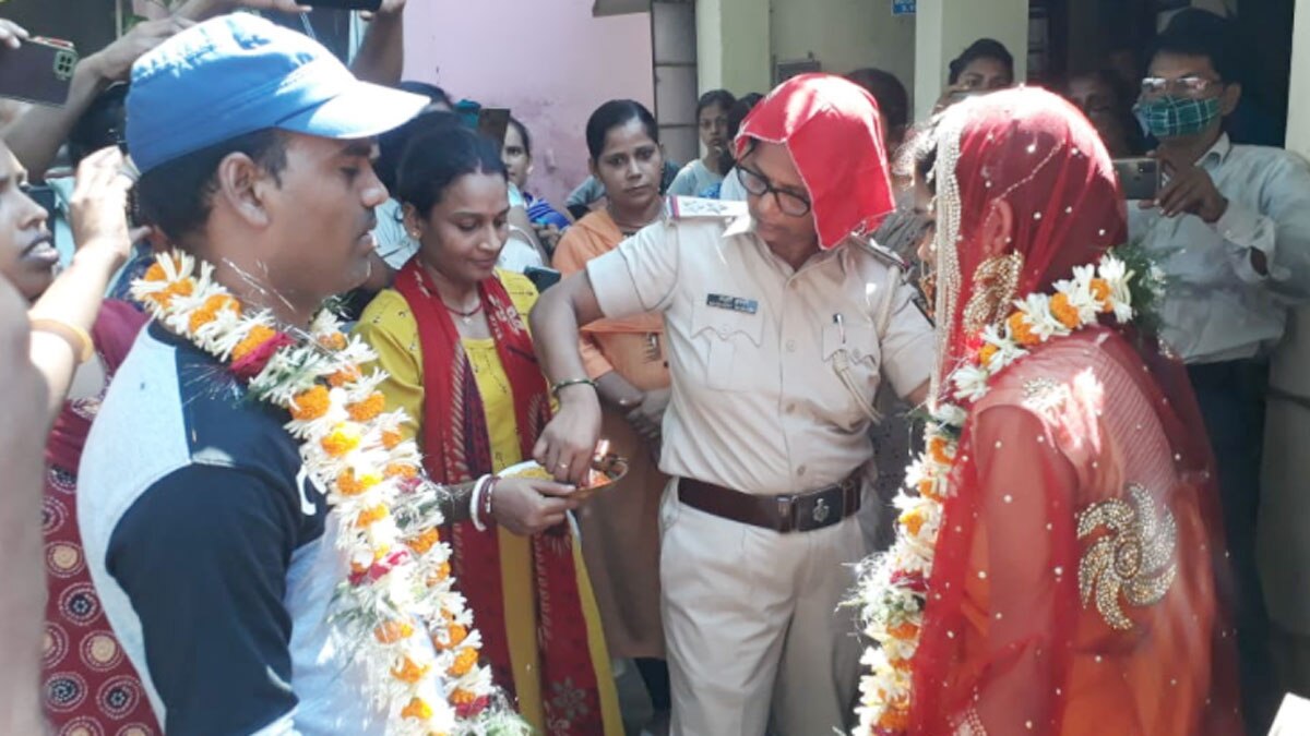 प्रेमी युगल की महिला थाने में रचाई शादी