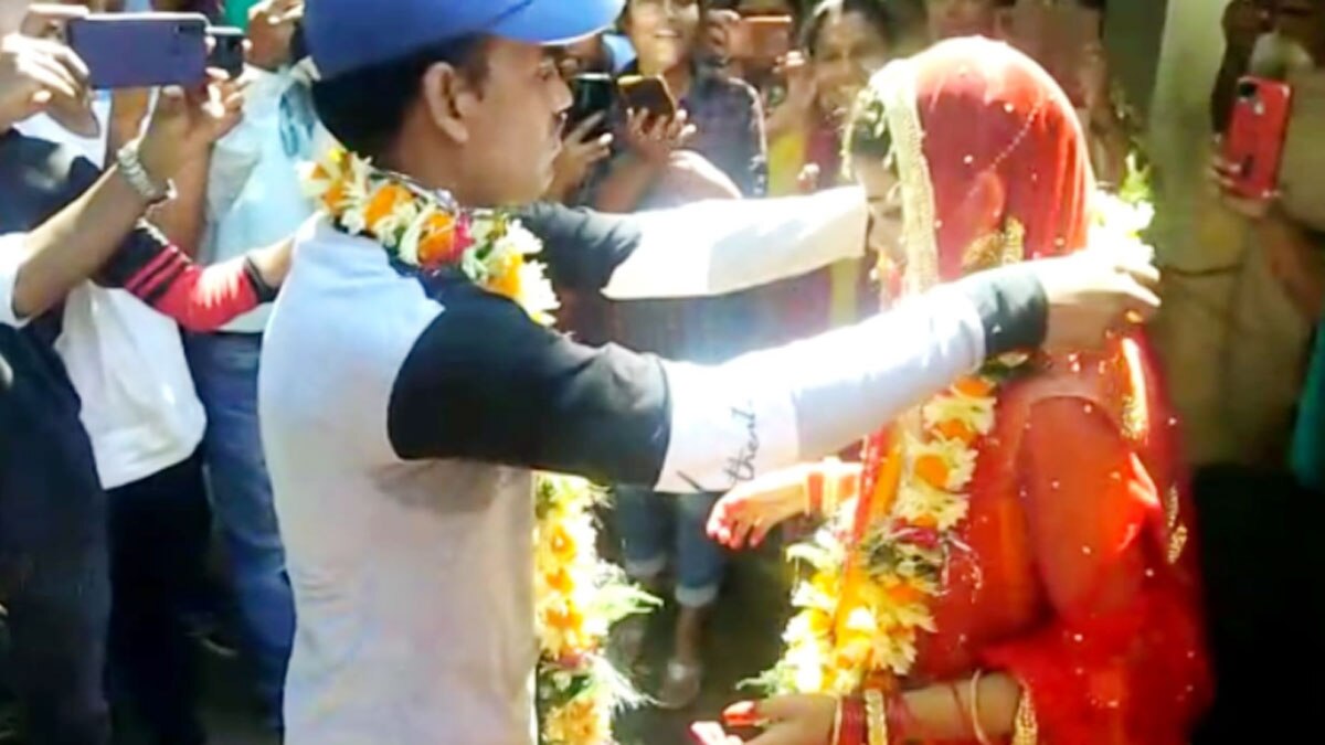 प्रेमी युगल की महिला थाने में रचाई शादी