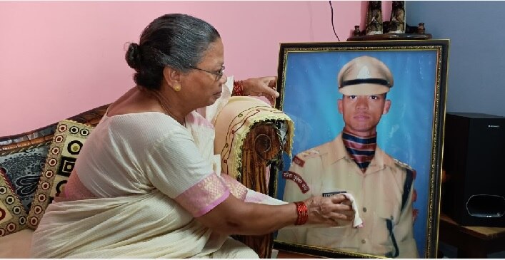 सिस्टम के आगे बेबस शौर्य चक्र विजेता शहीद की मां