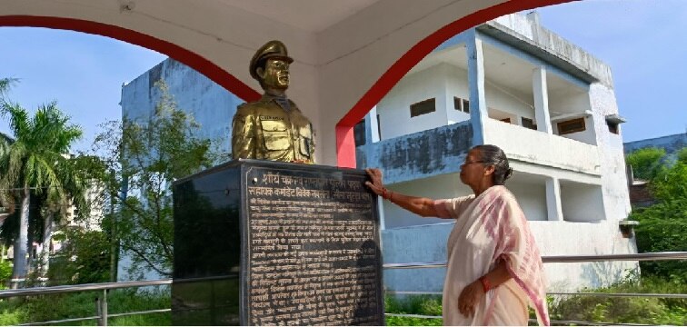 सिस्टम के आगे बेबस शौर्य चक्र विजेता शहीद की मां, 18 साल से लड़ रहीं हक पाने की लड़ाई