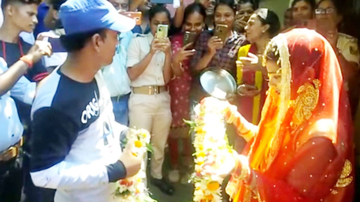 प्रेमी युगल की महिला थाने में रचाई शादी