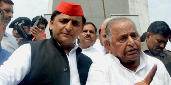 अखिलेश के साथ मुलायम