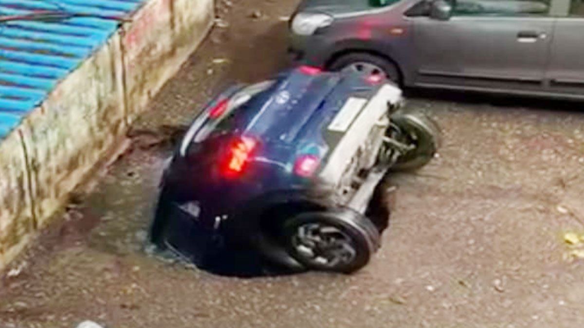 दिल्ली के द्वारका इलाके में चलते- चलते एक कार जमीन में धंस गई कार 