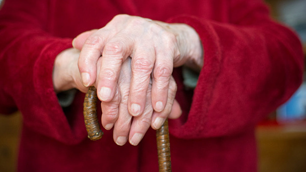 फीके ​नाखून