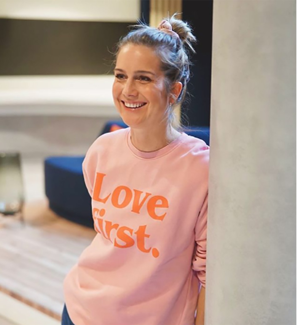 tv reporter mud on face