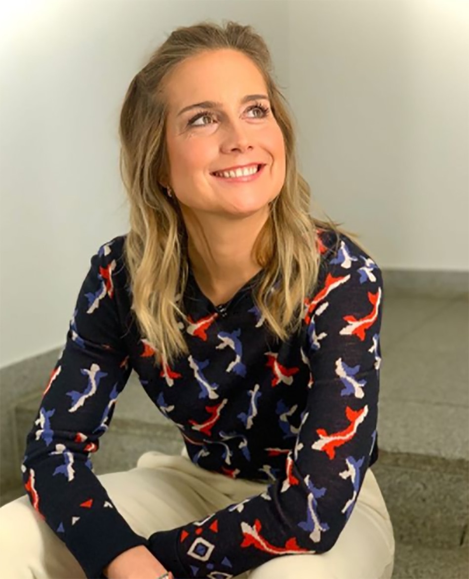 Tv reporter mud on face