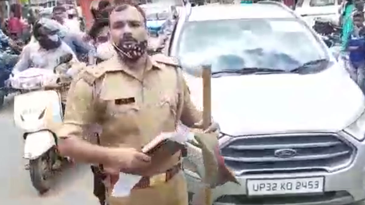 युवती ने बीच सड़क दरोगा से की बदसलूकी 