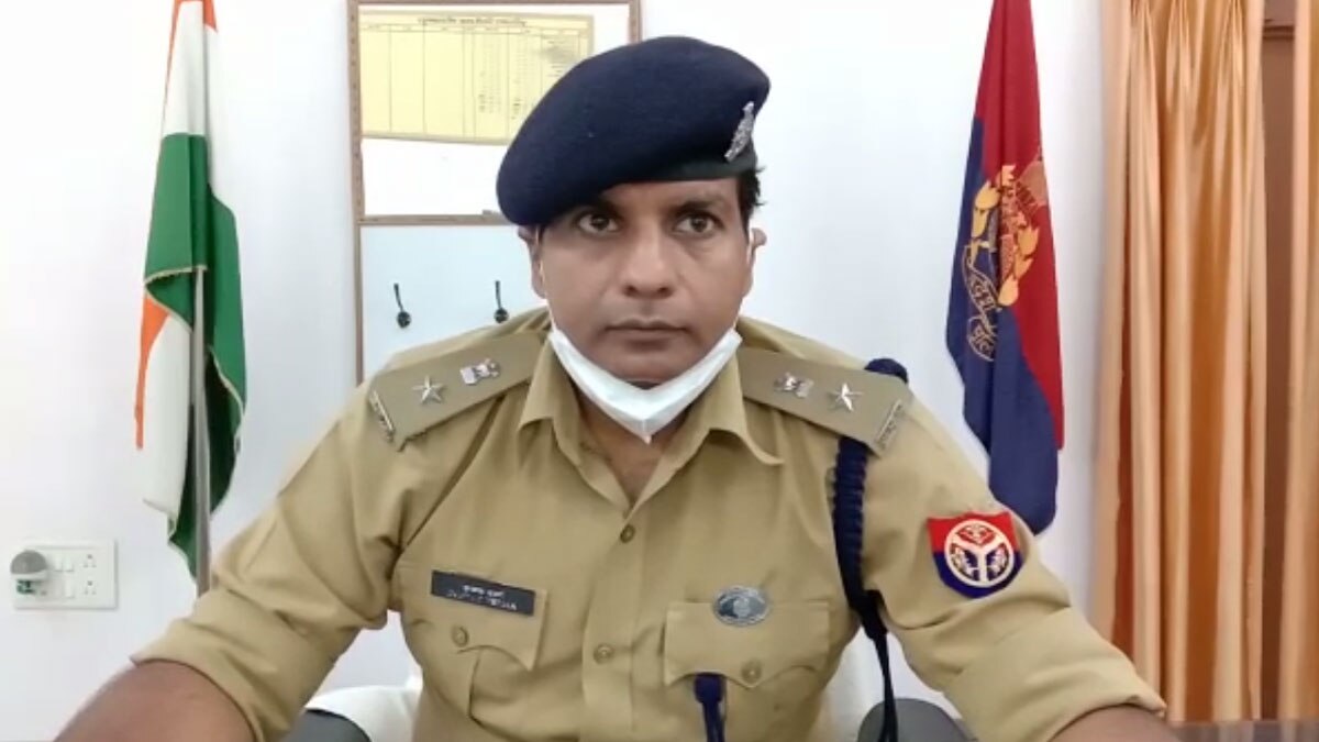 बीच सड़क महिला की पिटाई