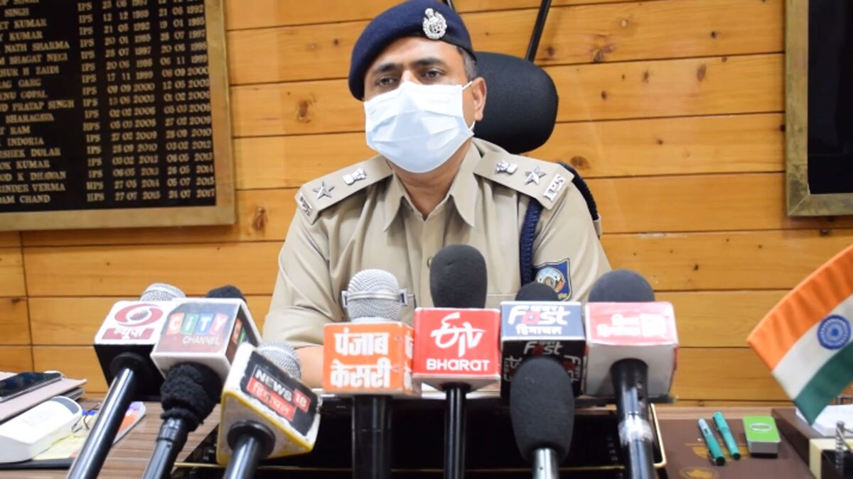 मनाली में पर्यटकों ने की बीच सड़क गुंडागर्दी 