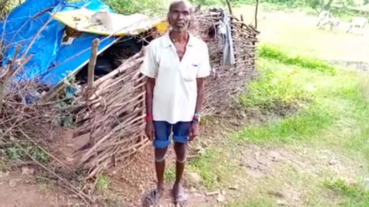 पेड़ के नीचे रहने के लिए मजबूर गरीब किसान 