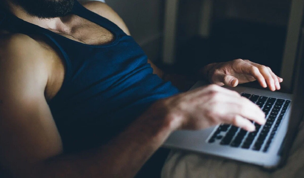 पार्टनर की पोर्न एडिक्शन से परेशान महिला