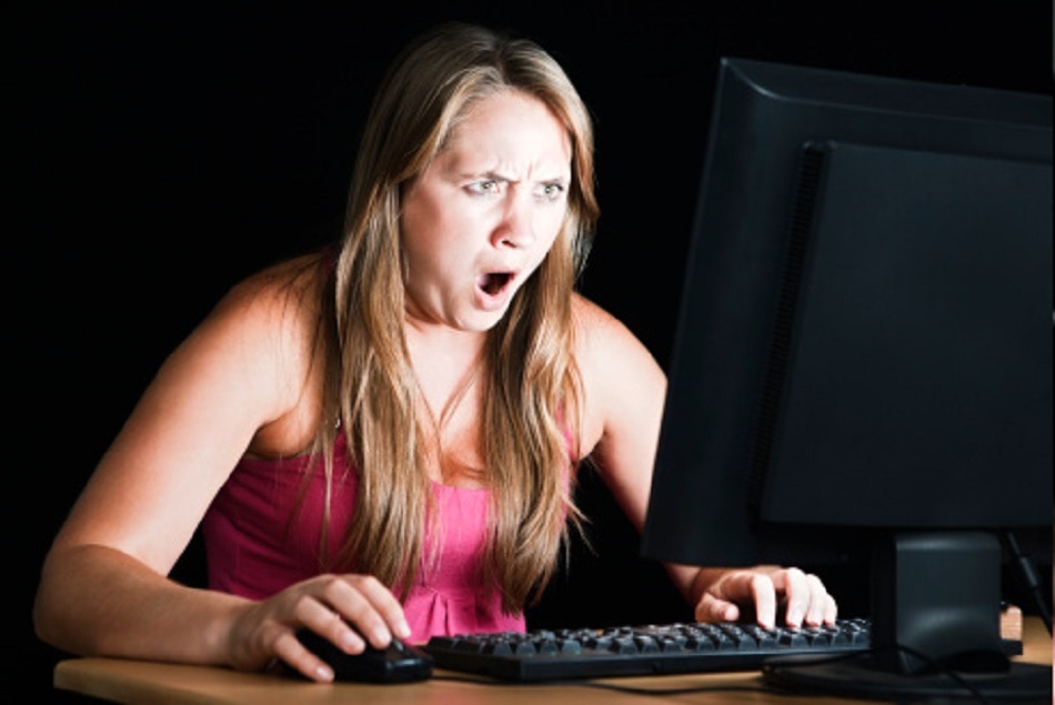 पार्टनर की पोर्न एडिक्शन से परेशान महिला