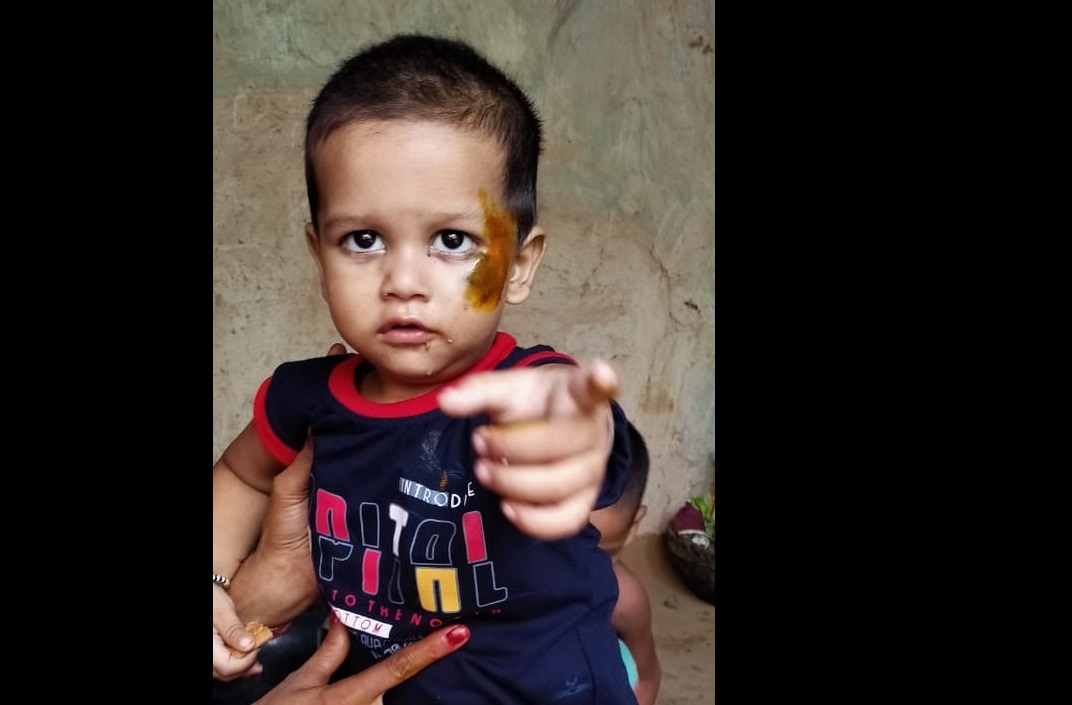 चलती ट्रेन से मां ने बच्चे को फेंका