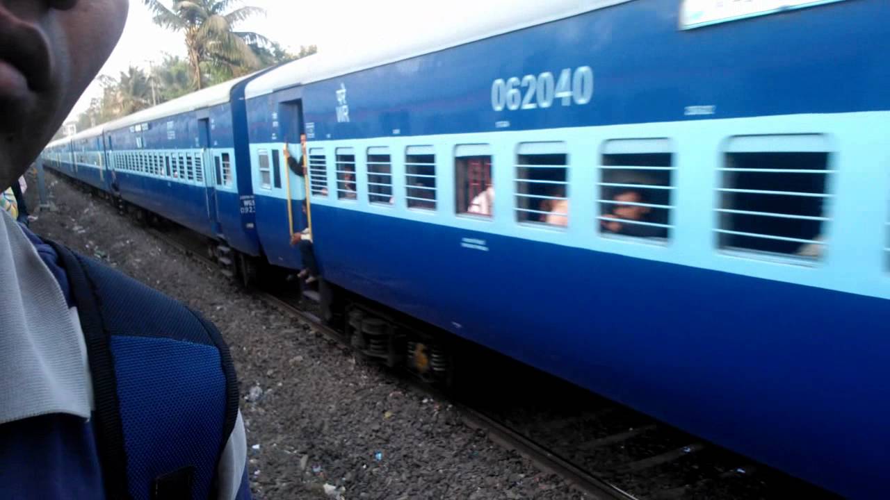 पिता ने कूदकर बचाई मासूम की जान