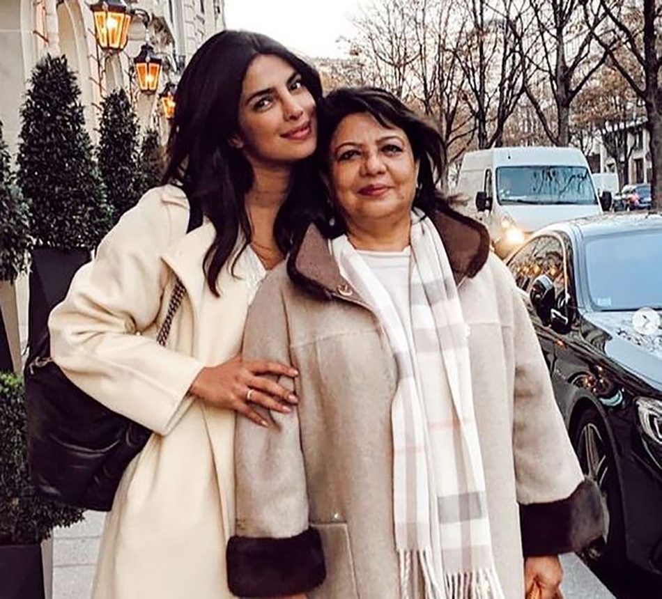 प्रियंका चोपड़ा मां मधु चोपड़ा के साथ