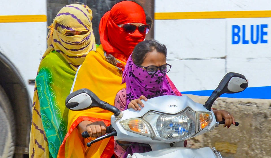 सिर पर कपड़ा रखकर निकलें7