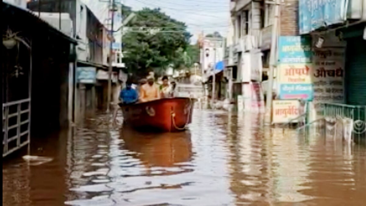 दुल्हन को बांहों में उठाकर दूल्हे ने कराया गृहप्रवेश