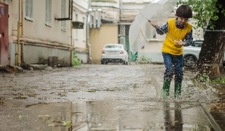 गंदे पानी में चलने का प्रयास ना करें7