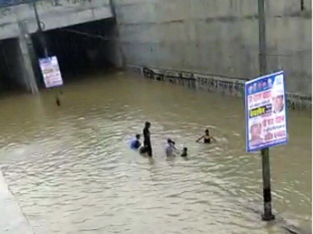 प्रह्लादपुर अंडरपास बना स्वीमिंग पुल