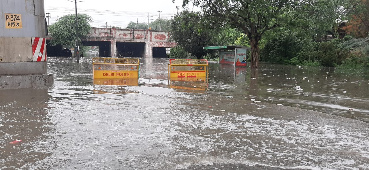 सड़क पर सैलाब