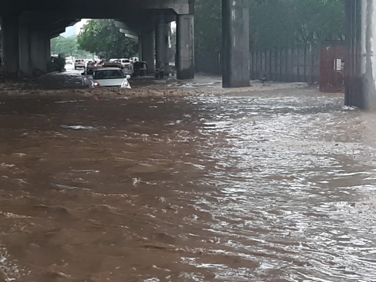 सड़क पर सैलाब