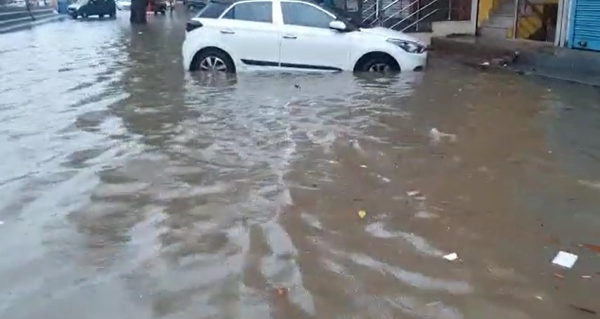 सड़क पर सैलाब